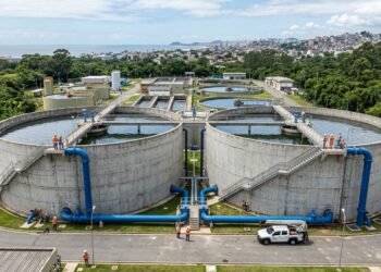 Dois grandes reservatórios circulares de concreto construídos lado a lado no litoral de São Paulo.