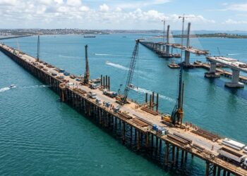 Plataforma provisória de quilômetros acompanha o traçado da futura Ponte Salvador–Itaparica sobre a baía.