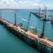 Plataforma provisória de quilômetros acompanha o traçado da futura Ponte Salvador–Itaparica sobre a baía.