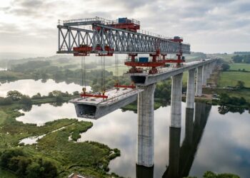 Colne Valley Viaduct atravessando lagos no Reino Unido, com treliça metálica instalada sobre o tabuleiro de concreto