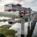 Colne Valley Viaduct atravessando lagos no Reino Unido, com treliça metálica instalada sobre o tabuleiro de concreto