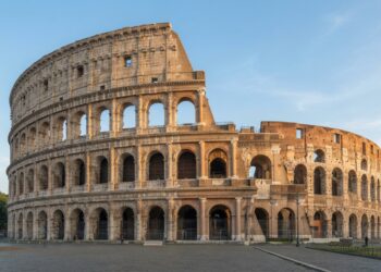 Fachada do Coliseu de Roma com seus arcos de pedra e níveis arquitetônicos preservados.