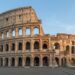 Fachada do Coliseu de Roma com seus arcos de pedra e níveis arquitetônicos preservados.