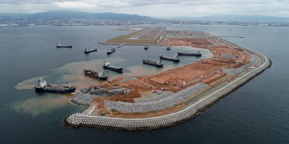 Corte ilustrativo do solo sob o aeroporto de Kansai mostrando o aterro, as camadas de argila marinha e o processo de recalque.