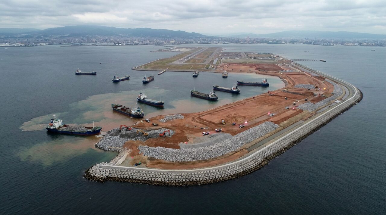 engenheiros monitoram o solo sem interromper os aviões — Aeroporto construído numa ilha artificial a 5 km da costa continua descendo sobre argila marinha