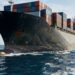 Navio cargueiro de aço transporta contêineres enquanto flutua no oceano.