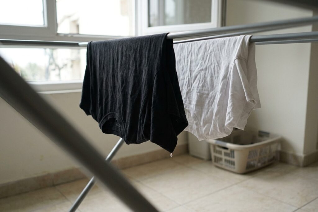 Como tirar as manchas de desodorante das roupas sem danificar o tecido