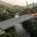 Vista inferior de uma ponte de concreto sobre o Rio Piabanha, mostrando vigas apoiadas em encontros nas margens e o vão livre sobre a água.