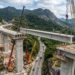 Viga pré-moldada é içada entre pilares de um novo viaduto na Serra das Araras.