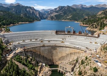 Gross Dam recebe novas camadas de concreto sobre a estrutura existente para aumentar sua altura.