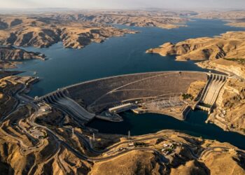 Vista aérea da Barragem de Atatürk e de seu enorme reservatório no sudeste da Turquia.