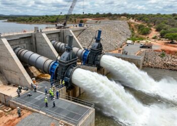 Duas grandes válvulas hidráulicas liberam água de forma controlada em uma barragem do Rio Grande do Norte.