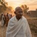 Representação artística de Mahatma Gandhi caminhando ao amanhecer, em uma imagem sobre coerência pessoal e transformação coletiva.