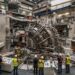 Módulo metálico gigante suspenso durante a montagem do reator experimental de fusão ITER, na França.