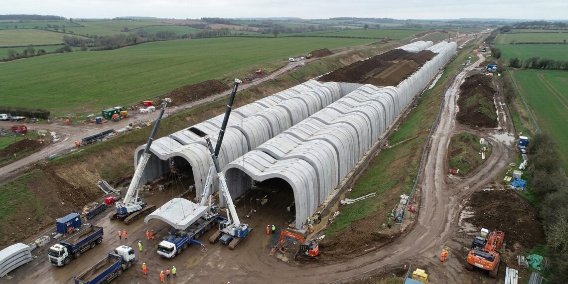Túnel da HS2 é montado com blocos de concreto dentro de uma trincheira aberta.