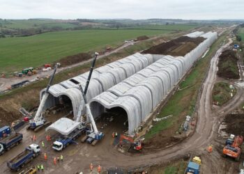 Túnel da HS2 é montado com blocos de concreto dentro de uma trincheira aberta.