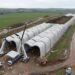 Túnel da HS2 é montado com blocos de concreto dentro de uma trincheira aberta.