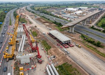 Três grandes operações do HS2 mostram vigas pesadas, módulo sobre SPMTs e tabuleiro lançado sobre rodovias perto de Birmingham.