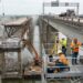 Sensores e equipes técnicas acompanham a ponte em operação enquanto a estrutura antiga é desmontada ao lado.