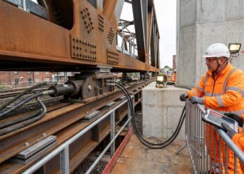 Reconstrução de macacos hidráulicos e apoios deslizantes utilizados para movimentar uma grande ponte metálica sobre uma ferrovia.