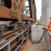 Reconstrução de macacos hidráulicos e apoios deslizantes utilizados para movimentar uma grande ponte metálica sobre uma ferrovia.
