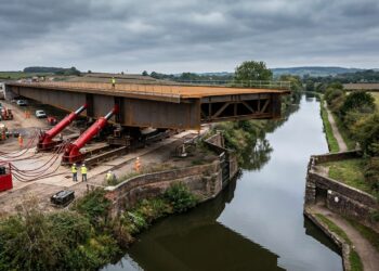 Ponte de 130 metros é empurrada sobre canal por macacos hidráulicos.