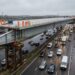 Viaduto de 4.600 toneladas avança sobre a M6 com carros passando por baixo.