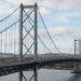Ponte suspensa Forth Road Bridge, na Escócia, com torres altas e grandes cabos de aço atravessando o estuário.