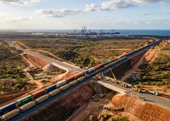 Trem de carga percorre nova ferrovia pelo interior do Nordeste em direção ao Porto do Pecém.