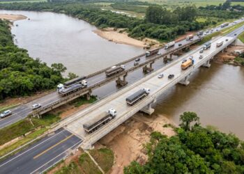 Duas pontes paralelas atravessam o Rio Camaquã e separam os sentidos da BR-116 no Rio Grande do Sul.