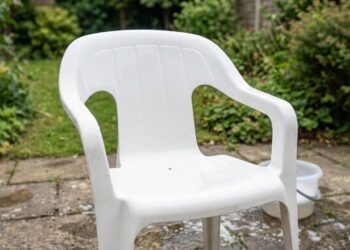 Limpeza de cadeiras plásticas brancas encardidas