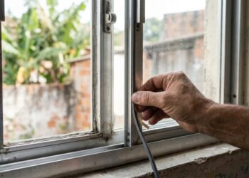 Guarnição para vedação localizada de janelas antigas