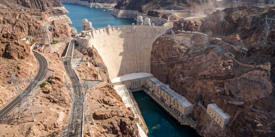 Instalações da usina hidrelétrica da Hoover Dam junto à base da barragem.