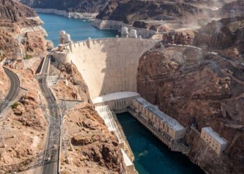 Instalações da usina hidrelétrica da Hoover Dam junto à base da barragem.
