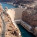 Instalações da usina hidrelétrica da Hoover Dam junto à base da barragem.