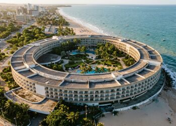Hotel Tambaú em João Pessoa com arquitetura circular à beira-mar.