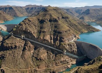 Corte das montanhas mostra túnel subterrâneo ligando os reservatórios de Polihali e Katse.