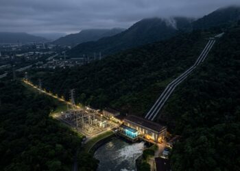 Usina Henry Borden começa a operar durante um apagão enquanto parte da rede elétrica ao redor permanece sem energia.