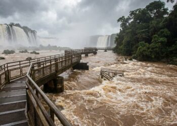 Passarela turística das Cataratas do Iguaçu cercada pela correnteza durante uma grande cheia.