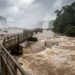 Passarela turística das Cataratas do Iguaçu cercada pela correnteza durante uma grande cheia.