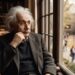 Albert Einstein em um estudo histórico, refletindo sobre a empatia e a maturidade humana.