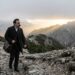 Friedrich Nietzsche caminha por uma trilha montanhosa difícil em direção ao horizonte.
