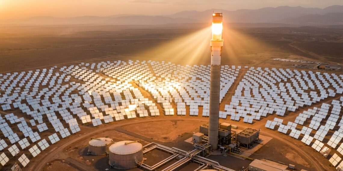 Milhares de espelhos refletem luz solar para uma torre no deserto do Marrocos.