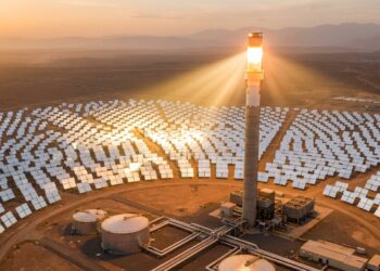 Milhares de espelhos refletem luz solar para uma torre no deserto do Marrocos.