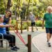 Adultos com mais de 65 anos combinam caminhada, exercícios de força e treino de equilíbrio.