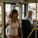 Passageiros entram em um ônibus urbano e cumprimentam o motorista durante a rotina diária.