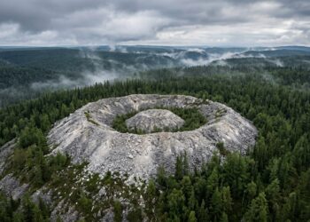 Cratera de Patom, formação cônica de blocos de calcário cercada pela taiga siberiana.