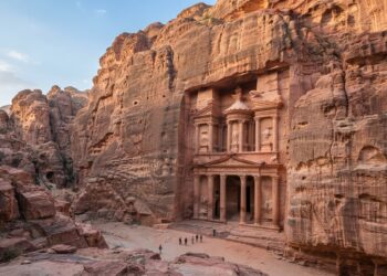 Fachada monumental de Petra, na Jordânia, esculpida diretamente nas montanhas de arenito avermelhado.