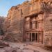 Fachada monumental de Petra, na Jordânia, esculpida diretamente nas montanhas de arenito avermelhado.