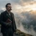 Friedrich Nietzsche observa um caminho entre montanhas após atravessar um trecho difícil.